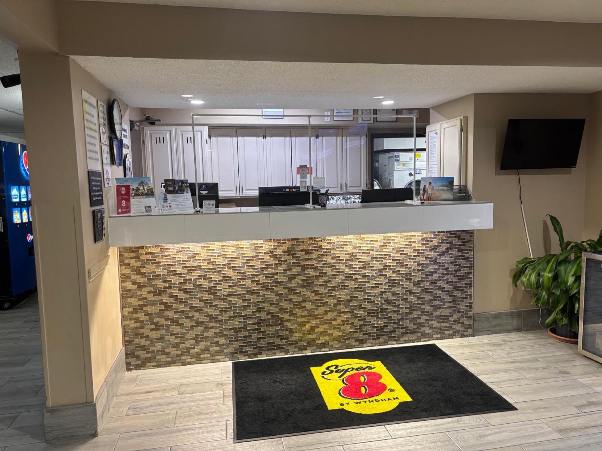Super 8 By Wyndham Mundelein/Libertyville Area Buitenkant foto