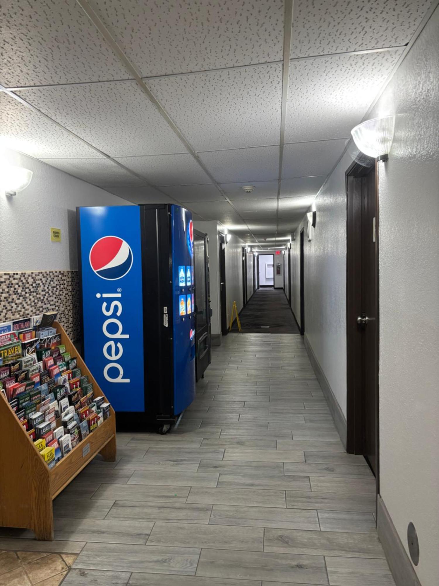 Super 8 By Wyndham Mundelein/Libertyville Area Buitenkant foto